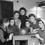 Работницы Гомельской швейной фабрики "Коминтерн" слушают по радио доклад Н.С.Хрущева на сессии Верховного Совета СССР