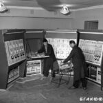 Старший инженер Н.Грилович и радиотехник Г.Кузнецов производят настройку радиоаппаратуры в Центральной радиоаппаратной Дома радио