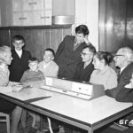 Редактор писем Белорусского радио М.Д.Цокова (слева) с семьёй Богдановых в редакции Дома радио