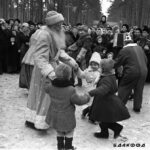 Дед Мороз танцует с детьми на празднике Зимы в парке Челюскинцев в г. Минске
