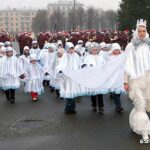 Праздничное шествие новогодних персонажей на одной из улиц г. Могилева