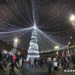 Новогодняя елка у Дворца спорта в вечернее время в г. Минске