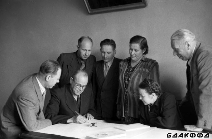 Белорусский писатель, лауреат Сталинской премии К.Крапива подписывается на государственный заем развития народного хозяйства СССР