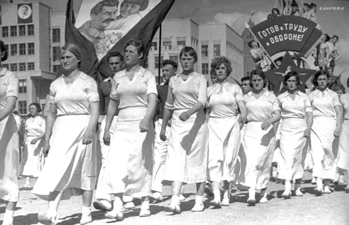 Демонстрация трудящихся г. Минска на ул. Советской в честь празднования 1 Мая