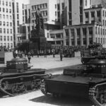 Колонна танков на военном параде в честь 1 Мая у Дома правительства в г. Минске
