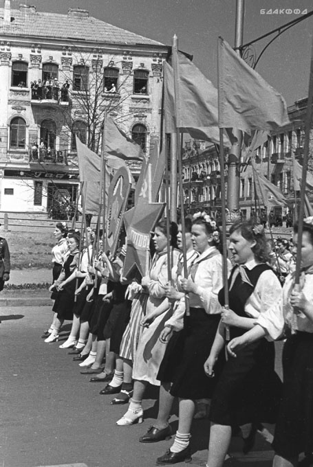 Школьники г. Минска на демонстрации в честь празднования 1 Мая