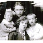 Фотография семьи Казачук: Евгений и Антонина с детьми Ремом и Нелли