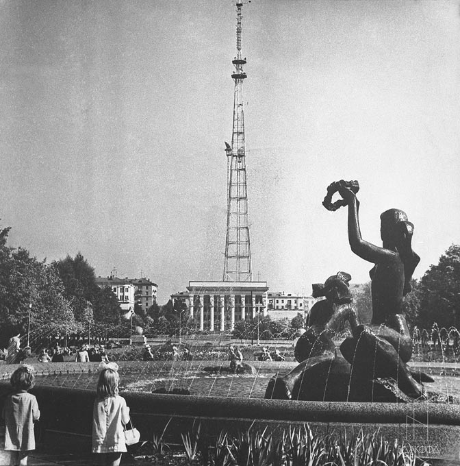 Вид на фонтан в сквере имени 30-летия БССР в г. Минске