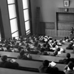 Студенты физического факультета БГУ им. В.И.Ленина на лекции в одной из аудиторий