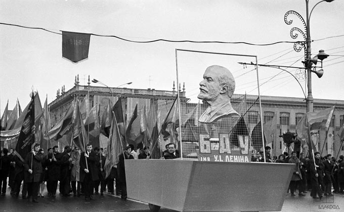 Колонна студентов БГУ им. В.И.Ленина во время демонстрация трудящихся г. Минска на Центральной площади в честь празднования 1-го Мая