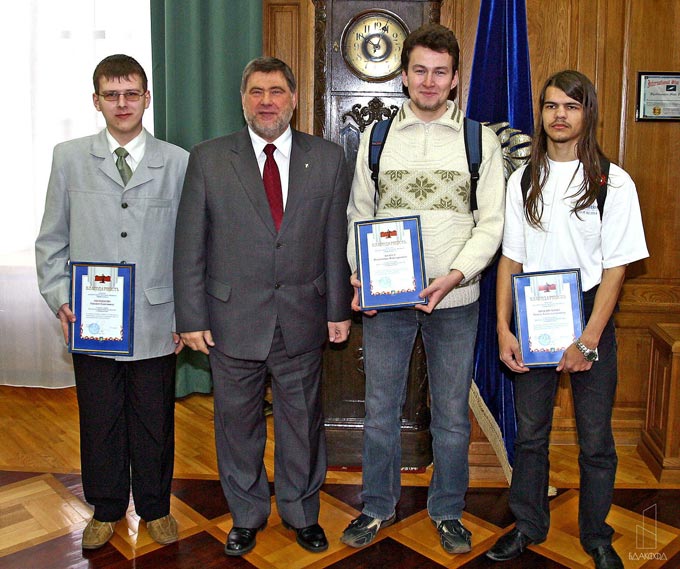 Ректор БГУ профессор В.И.Стражев (2-й слева) с командой университета по программированию