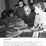 Народный артист СССР Г.Р.Ширма среди студентов факультета истории, теории и композиции Белорусской государственной консерватории им.А.В.Луначарского