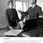 Преподаватель вокала Белорусской государственной консерватории им. А.В.Луначарского, народный артист БССР Л.Ф.Бражник во время занятия