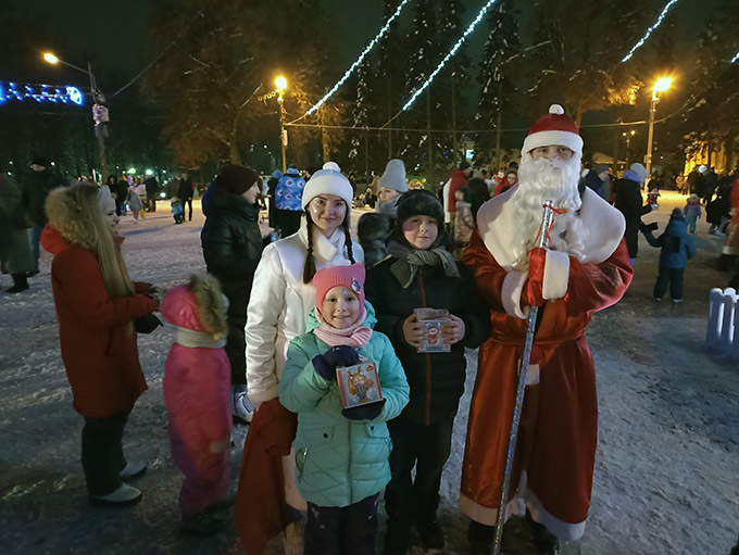 Маленькие жители г. Дзержинска с подарками от Деда Мороза и Снегурочки