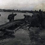 Бойцы сооружают мост через реку Сож