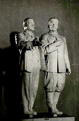 “Ленин и Сталин”. Скульптурная группа работы З. Азгура