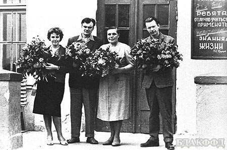 В. Быкаў (1-ы справа) з іншымі пісьменнікамі на сустрэчы ў школе пасёлка Свіслач