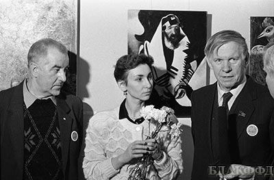 В. Быкаў (1-ы справа) з пісьменнікам Р. Барадуліным і загадчыкам музея Марка Шагала Л. Базан