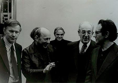 В. Быкаў (1-ы злева) і іншыя пісьменнікі ў час творчай сустрэчы