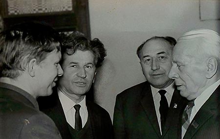 В. Быкаў (1-ы злева) з С. Грахоўскім, Л. Прокшам, М. Лыньковым у час творчай сустрэчы