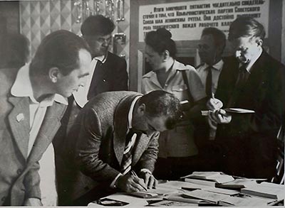 В. Быкаў (справа) з Р. Барадуліным і А. Амельяновічам на сустрэчы з чытачамі