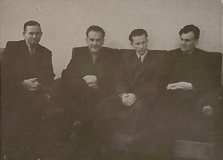 В. Быкаў (2-і справа) з А. Карпюком, І. Шамякіным, Д. Бічэль-Загнетавай і Янкам Брылём