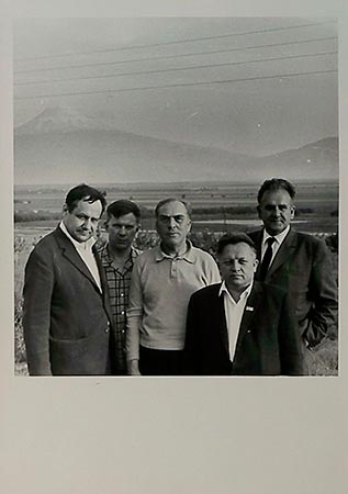 В. Быкаў (2-і злева) з Янкам Брылём, М. Ткачовым і інш. у час паездкі па Арменіі