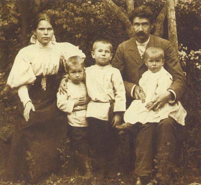 Сям’я Багдановічаў: маці і бацька Максіма Багдановіча з сынамі
