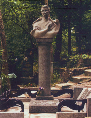 Помнік на магіле Максіма Багдановіча ў Ялце, усталяваны ў 2003 г.