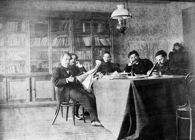 А.Я. Багдановіч (4-ы злева) сярод супрацоўнікаў арганізаванай ім народнай бібліятэкі