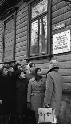 Група навучэнцаў 10-й сярэдняй школы г. Гродна каля дома, дзе жыў Максім Багдановіч