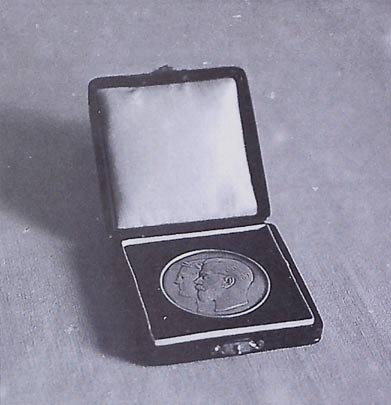 Медаль “Преуспевающему. 1812-1912”, які быў уручаны Л.А. Багдановічу па заканчэнні гімназіі