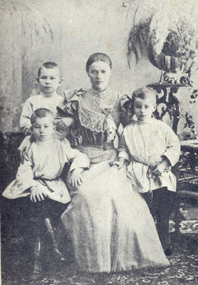Максім Багдановіч (сядзіць злева) з цёткай і братамі