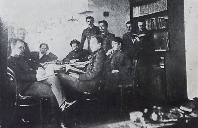 Максім Багдановіч сярод таварышаў-студэнтаў Дзямідаўскага юрыдычнага ліцэя