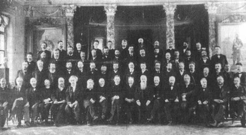 Е.Ф. Карский (первый во втором снизу ряду) среди участников общего съезда ученых России