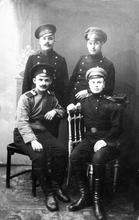 Архивист, историк, этнограф, писатель М.В.Мелешко (1-й справа) во время солдатской службы
