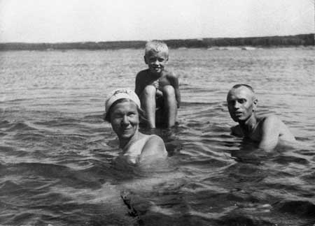 М.В.Мелешко с женой и дочерью Люсей купаются в р. Волге