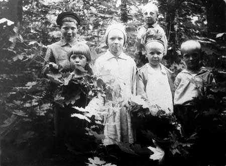 Дочь архивиста, историка, этнографа, писателя М.В. Мелешко Люся (2-я слева в 1-м ряду) с друзьями