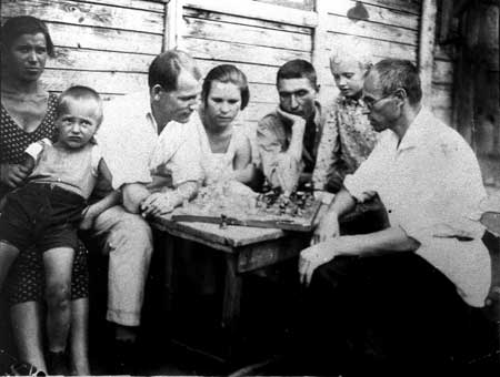 М.В.Мелешко (справа) во время игры в шахматы