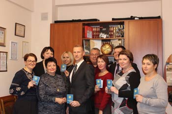 Вручение профсоюзных билетов вновь принятым членам профсоюза Государственного архива Минской области