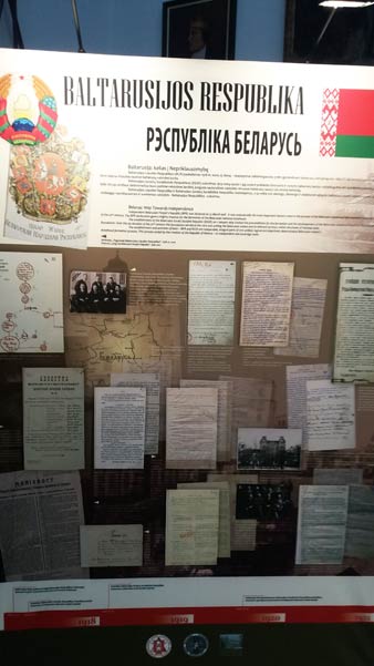 Документы государственных архивов Беларуси, освещающие  100-летнюю историю  государственного строительства на территории Беларуси, на белорусском стенде  выставки