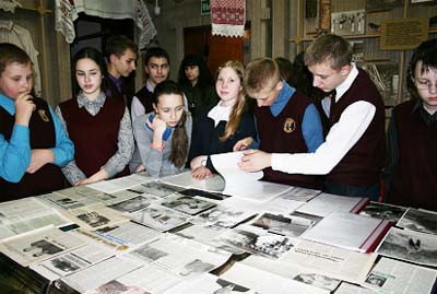 Ученики гимназии № 1 знакомятся с материалами выставки «Чернобыль - боль моя»