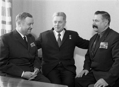 В.Е. Лобанок (в центре) с боевыми товарищами