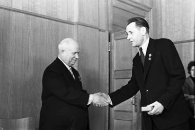 -й секретарь ЦК КПСС Н.С. Хрущёв вручает правительственную награду 1-му секретарю Брестского обкома КПБ П.М. Машерову