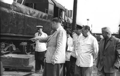Председатель Президиума Верховного Совета БССР В.И. Козлов беседует с железнодорожниками Брестского депо