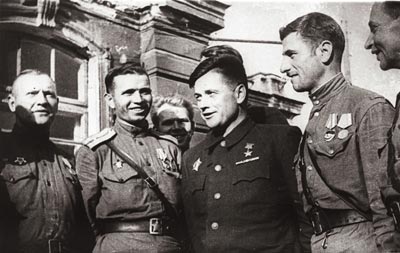 В.Е. Лобанок (2-й справа) среди партизан после соединения с войсками Красной Армии