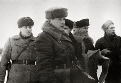 Командир Лепельской партизанской бригады имени И.В. Сталина, Герой Советского Союза В.Е. Лобанок (на переднем плане)