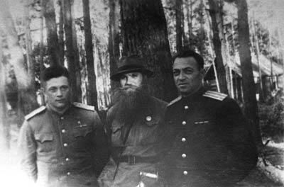 В.Е. Лобанок (слева), партизан С.Г. Солдатенко и начальник отдела БШПД А.И. Брюханов
