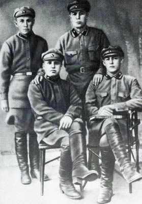 В.И. Козлов (сидит справа) во время службы в Красной Армии