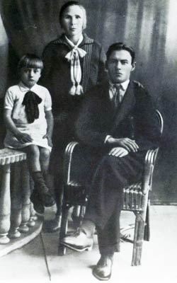 В.И. Козлов с женой Ефросиньей Ефимовной и дочерью Ольгой